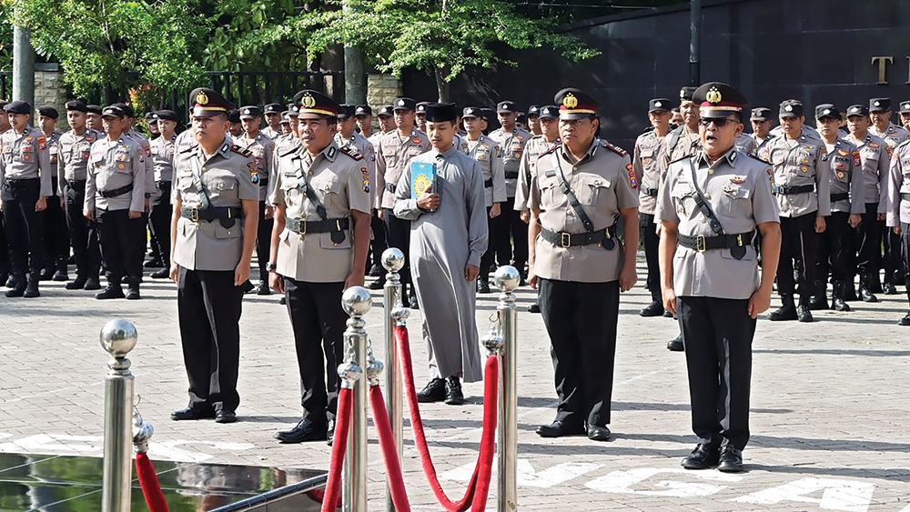 JABATAN BARU: AKP Heri Buntoro (paling kanan) menjadi Kasi Propam Polres Nganjuk.