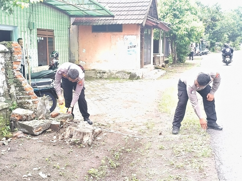 OLAH TKP: Petugas mengukur lokasi kecelakaan maut Bramasta di Pace. Laporan pengeroyokan Bramasta dan temannya tidak terbukti.