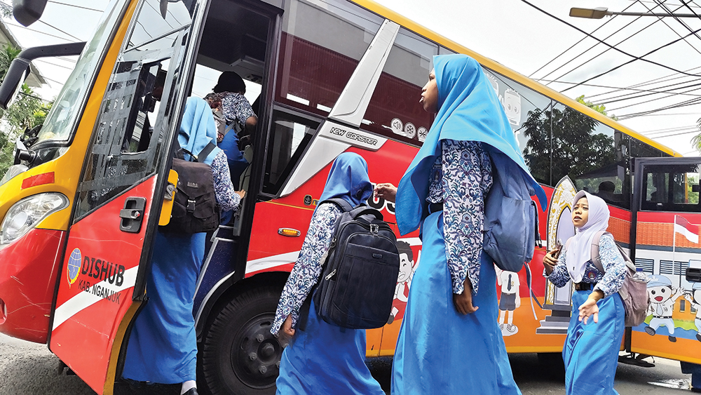 GRATIS: Siswa SMPN 3 Nganjuk naik bus sekolah setiap hari. Program Bus Sekolah di Kabupaten Nganjuk jalan terus di tahun 2026 meski ada pengurangan Transfer ke Daerah (TKD) Rp 275 miliar.