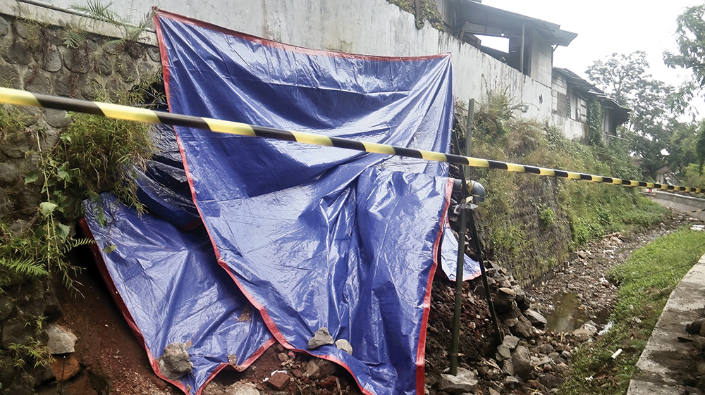 TERBENGKALAI: Tanggul Pasar Sawahan yang ambrol belum diperbaiki kemarin. Pemkab tunggu anggaran di PAK APBD Nganjuk 2026.