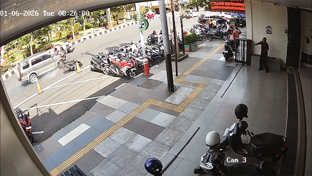 KECELAKAAN: Rekaman CCTV di Jalan A. Yani saat kecelakaan mobil dan sepeda motor. Pengemudi buru-buru karena mau ke poli jiwa.
