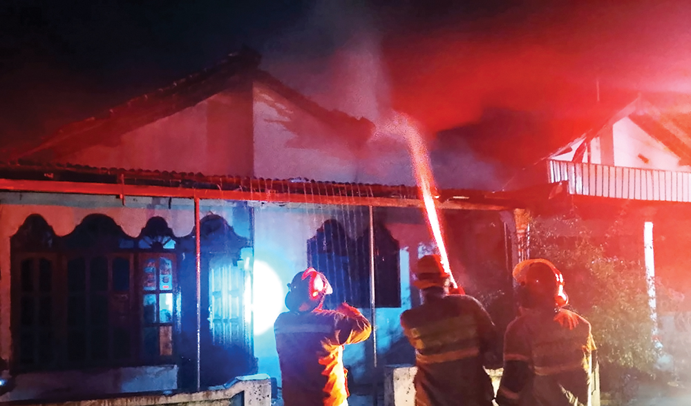 BERKOBAR: Petugas Damakarmat Nganjuk memadamkan api yang melalap rumah warga Patianrowo kemarin.