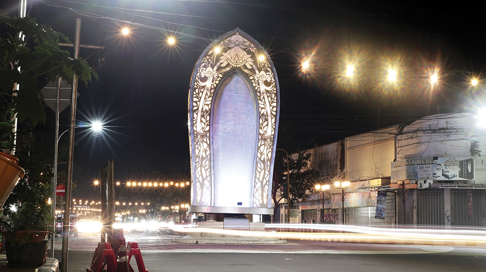 KAWASAN EKONOMI NGANJUK: Tugu Jayastamba di Perempatan Jalan A. Yani. Dua speed bump dibangun untuk mencegah kecelakaan di Jalan A. Yani.