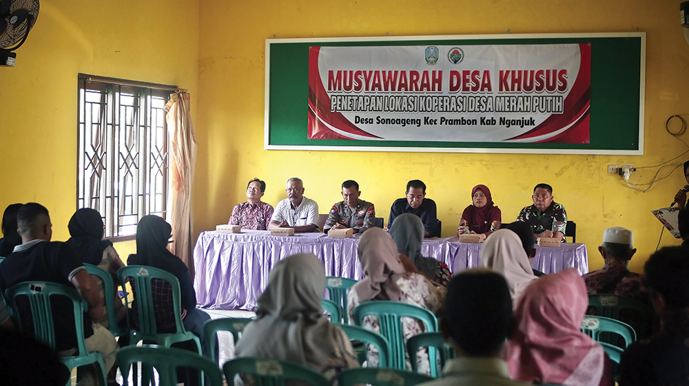 BERGEKOLAK: Warga Sonoageng menolak bangun KMP di lapangan.