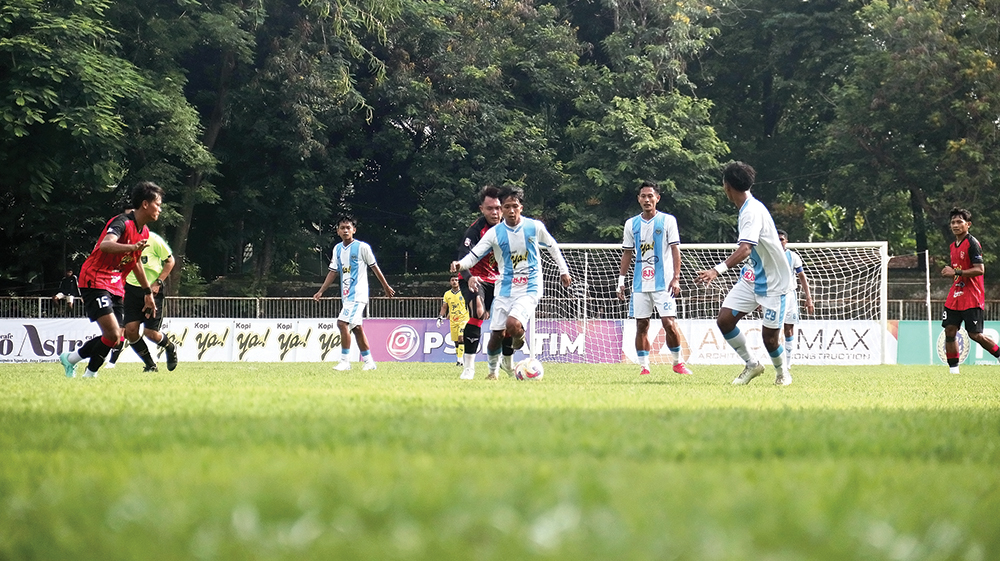 TAK TERBENDUNG: Pemain Persenga saat mengalahkan Mojokerto Putra. Sore ini lawam PSID Jombang.