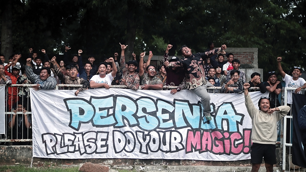 BAKAR SEMANGAT: Supermania memberi dukungan pada Nasikin dkk saat menghadapi Mojokerto Putra.