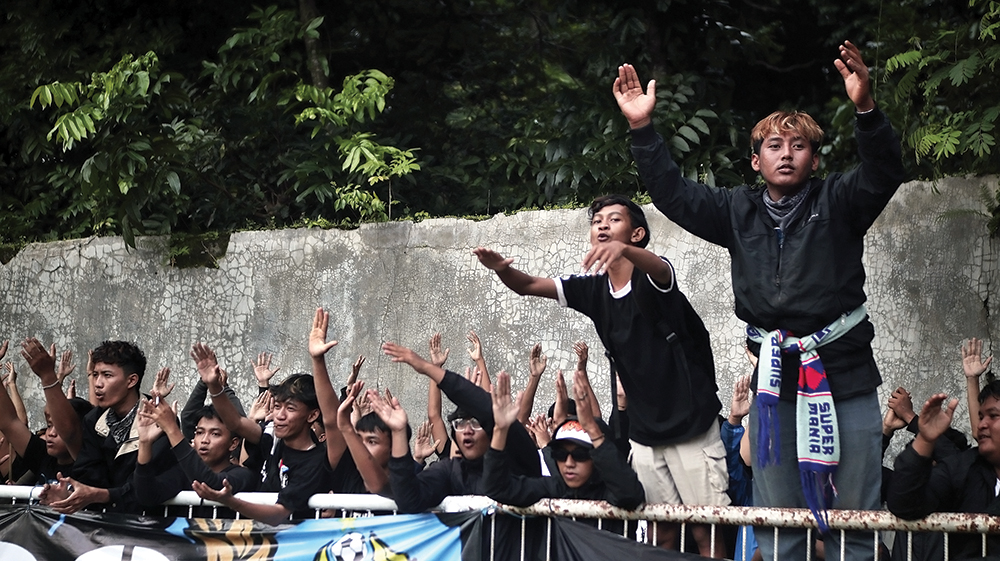 TOTALITAS: Supermania terus bernyanyi sepanjang pertandingan untuk memberi motivasi Nasikin dkk.