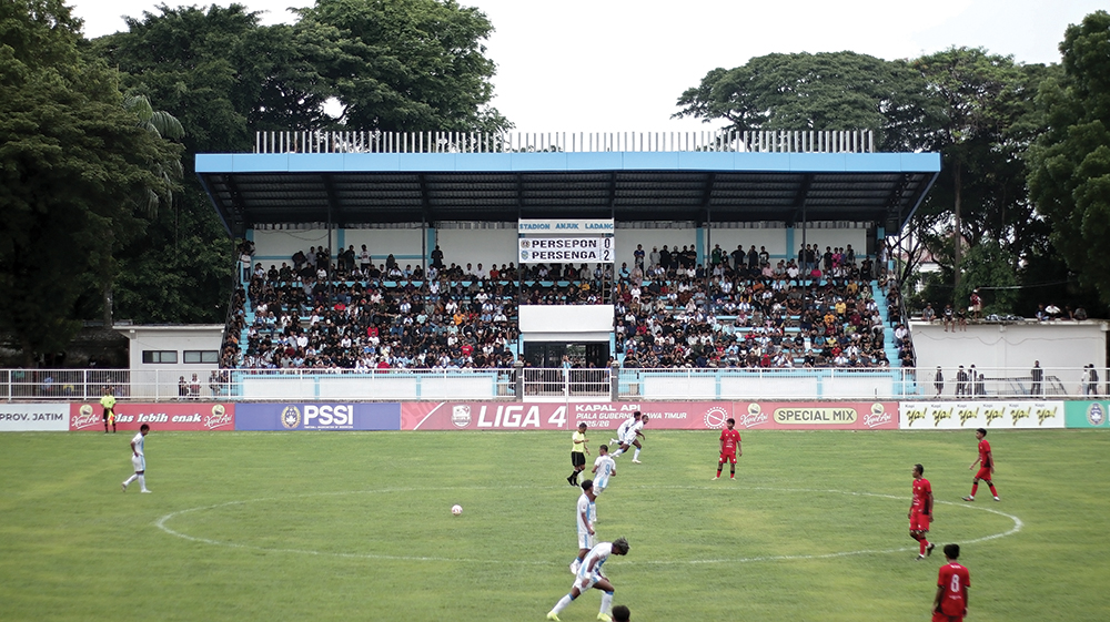 PEMAIN KE-12: Supermania memenuhi Stadion Anjuk Ladang setiap Persenga main di babak 32 besar Liga 4 Jatim.