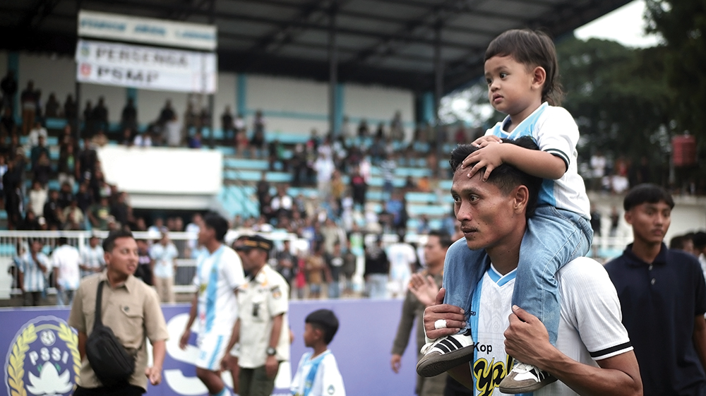 BANGGA: Pemain Persenga mengajak anaknya merayakan kemenangan dan lolos babak 16 besar Liga 4.