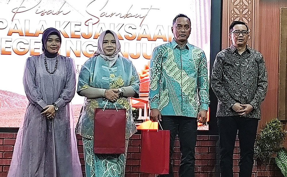 PISAH KENAL: Kajari Ika resmi diganti Dino Kresmiardi. Pisah kenal dilaksanakan di Pendapa Nganjuk (8/1).
