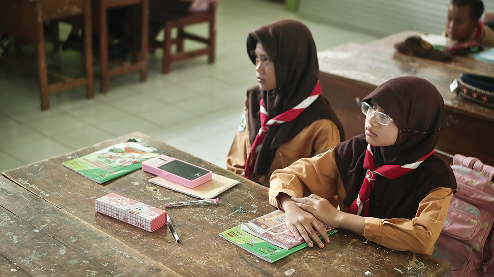 PERSIAPAN TKA: Siswa SDN 4 Kapas mengikuti kegiatan belajar mengajar. TKA bisa menggunakan laptop atau komputer milik guru.