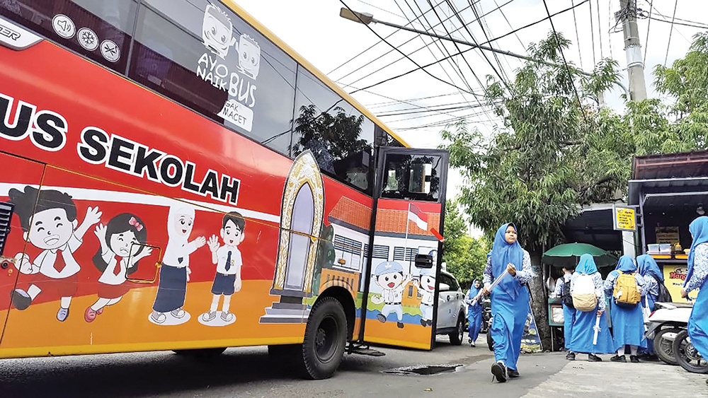GRATIS: Siswa akan naik bus sekolah yang disediakan Dinas Perhubungan Kabupaten Nganjuk. Bus sekolah beroperasi 195 hari.