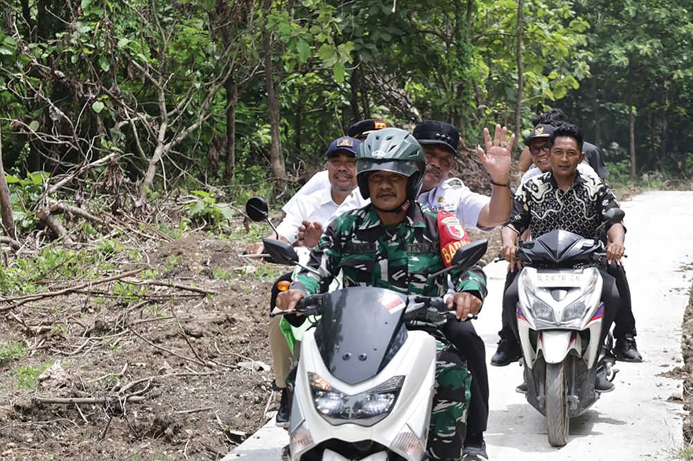 MULUS: Bupati Marhaen Djumadi mengendarai motor di Jalan Tegalabe yang telah dicor.