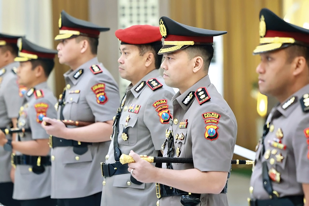 SERTIJAB: AKBP Suria Miftah Irawan (dua dari kanan) saat sertijab Kapolres Nganjuk di Mapolda Jatim kemarin. Dia resmi jadi Kapolres Nganjuk.