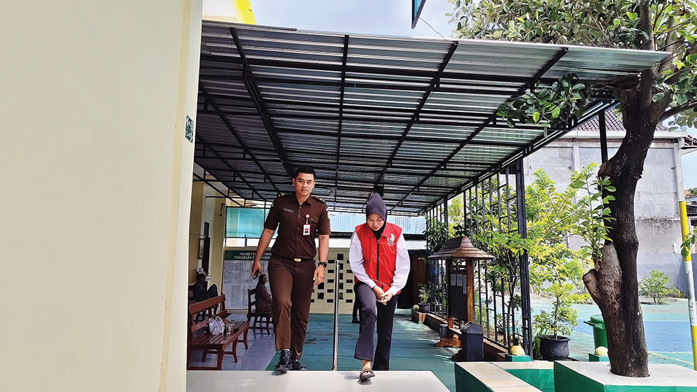 GONTAI: Tri Ratna Muliya berjalan ke ruang tahanan di PN Nganjuk. Dia divonis 14 bulan bui.