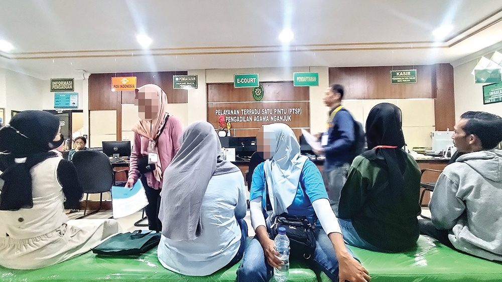 RAMAI: Warga Nganjuk di pengadilan agama kemarin. Puluhan ASN menjadi janda muda di tahun 2025.