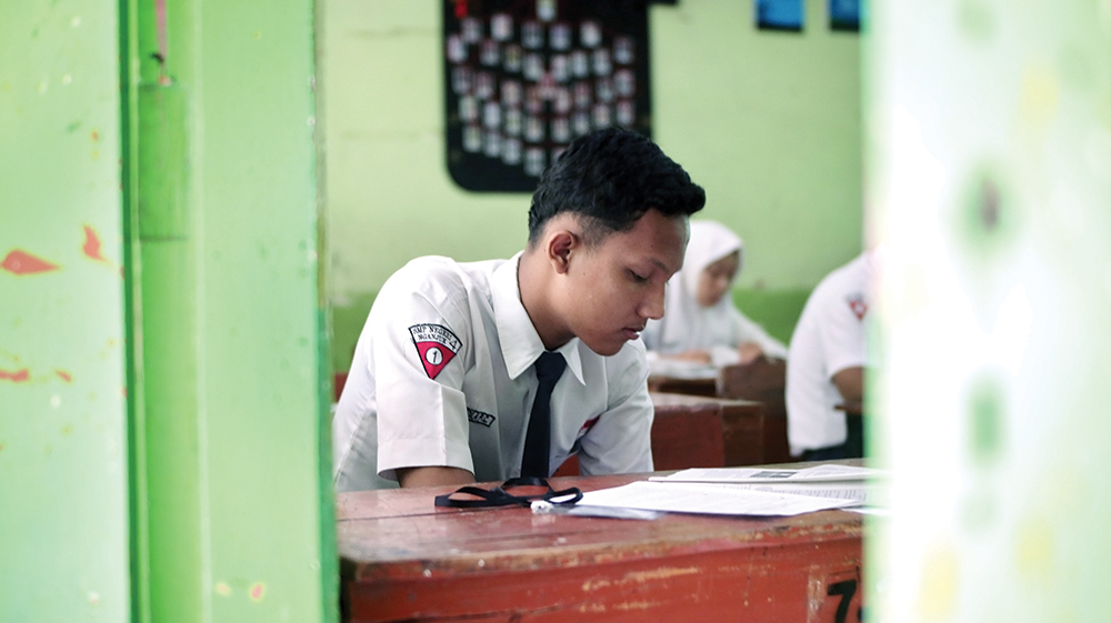 PUSING TUJUH KELILING: Siswa SMPN 4 Nganjuk mengerjakan soal try out Tes Kemampuan Akademik (TKA) kemarin. Soal matematika dianggap paling sulit.