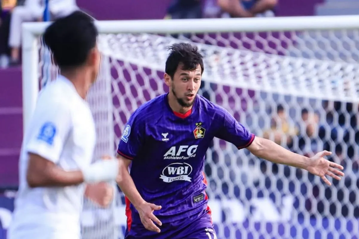 Bek Persik Kediri Khursidbek Mukhtarov pada pertandingan Super League menghadapi PSM Makassar di Stadion Brawijaya