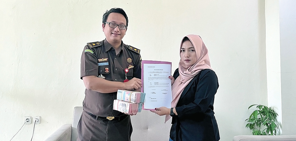 TITIP UANG: Keluarga Yulianto menitipkan uang pengganti kerugian negara Rp 150 juta pada Kasi Pidsus Kejaksaan Nganjuk Yan Aswari.