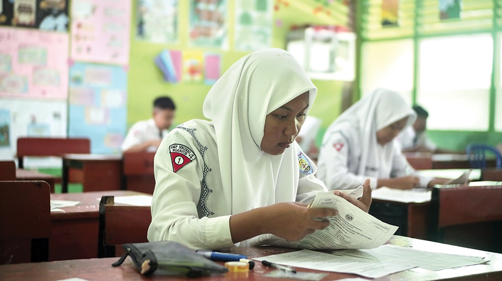 TRY OUT TKA: Siswi SMPN 4 Nganjuk mengerjakan soal matematika. Nilai matematika paling jelek.