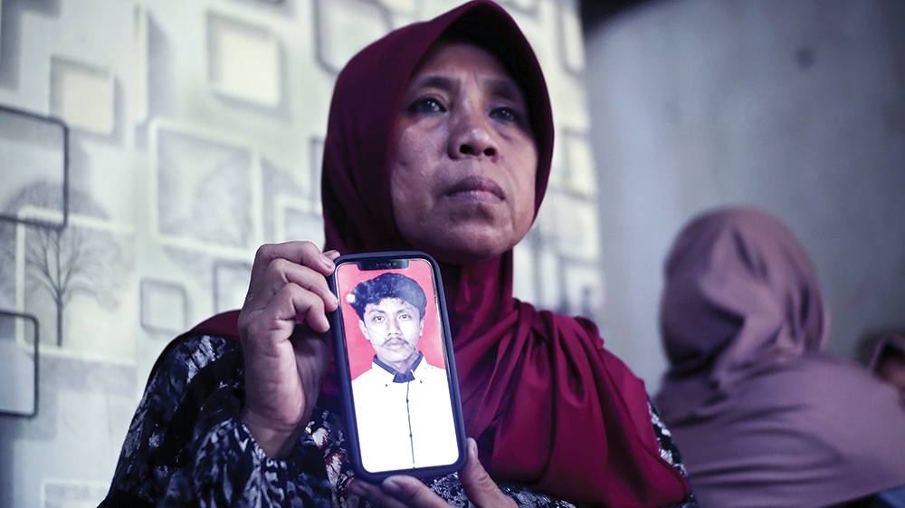 BERDUKA CITA: Siti Kunizakiah, kakak Nabil menunjukkan foto adiknya semasa hidup. Siti minta pelaku dihukum berat karena telah menyebabkan tulang punggung keluarga meninggal.