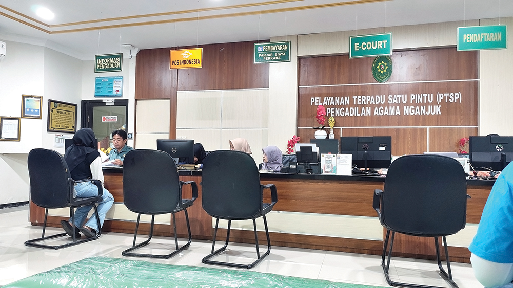 PERCERAIAN: Pegawai Pengadilan Agama Nganjuk melayani pemohon. Perceraian meningkat di tahun 2025.