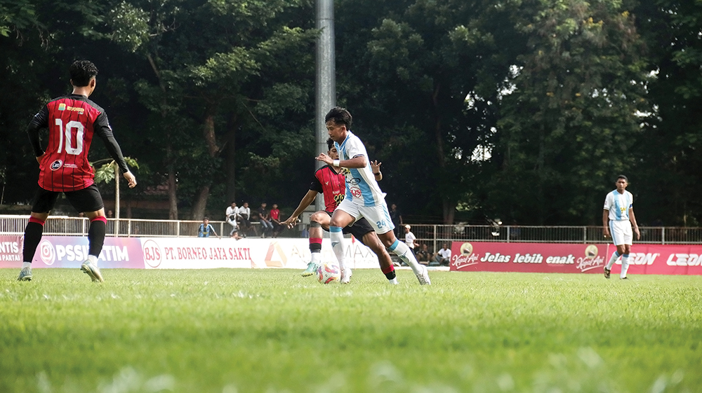 TANTANGAN BERAT: Pemain Persenga saat tampil di babak penyisihan. Singo Barong tak bisa tampil full team di 16 besar.