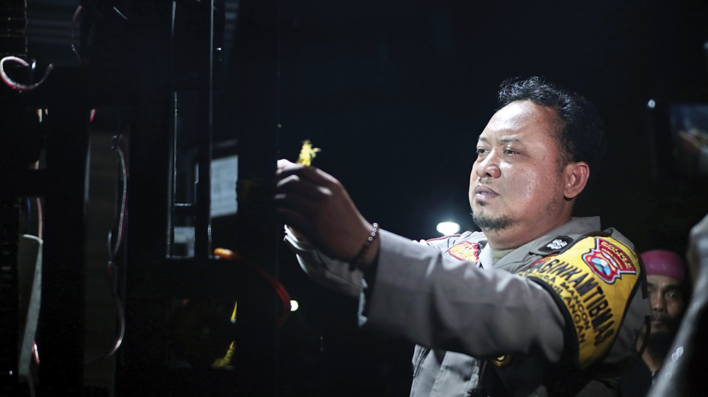 OLAH TKP: Polisi menyelidiki penyebab kebakaran di kamar Pasutri Agus dan Ririn setelah kejadian.