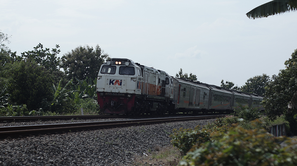 Perjalanan kereta api di Kabupaten Nganjuk mengalami masalah. Penyebabnya banjir yang terjadi di Kota Semarang dan Jakarta.