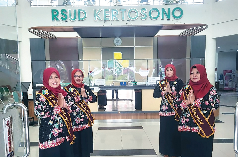 PELAYANAN PRIMA: Duta Pelayanan RSD Kertosono menyambut pasien di pintu masuk.