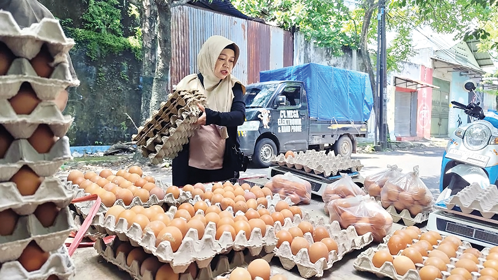 HARGA TURUN: Stok telur di Pasar Wage Nganjuk melimpah kemarin. Harga telur hanya Rp 26 ribu per kilogram.