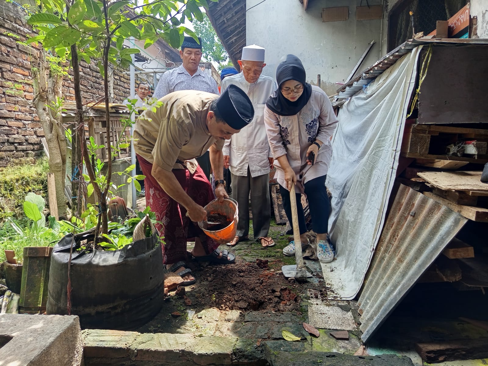 Ketua DPRD Nganjuk Tatit Heru Tjahjono Mulai Pembangunan Masjid di Kampung Halaman Istri