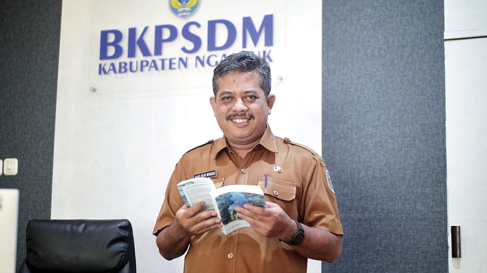 PEDULI LITERASI: Plt Kepala BKPSDM Nganjuk Agus Heri Widodo suka membaca buku.