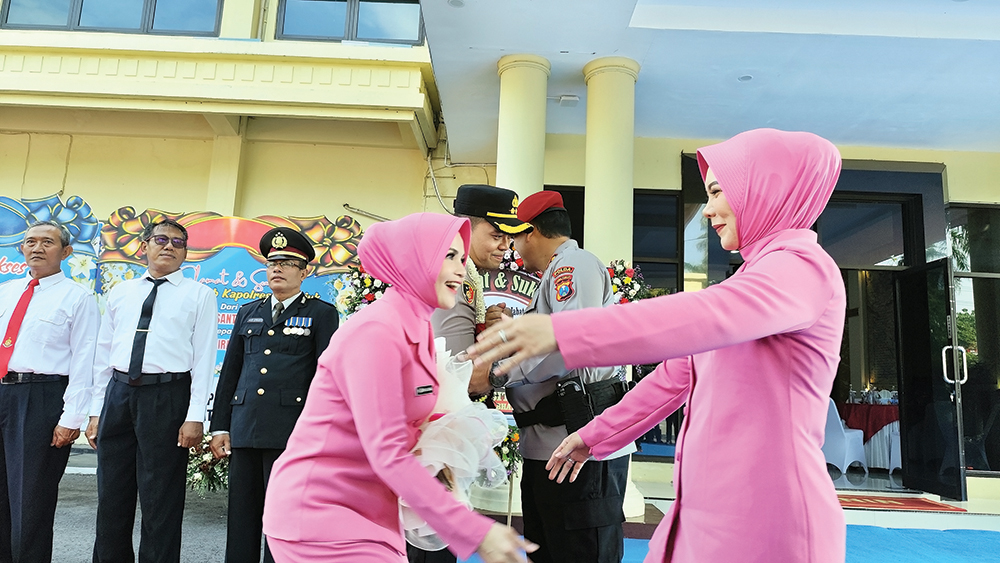 SAMBUTAN HANGAT: Kapolres Nganjuk AKBP Suria Miftah Irawan bersama istri disambut AKBP Henri Noveri Santoso dan istri di Halaman Mapolres Nganjuk. Suria resmi menggantikan Henri.
