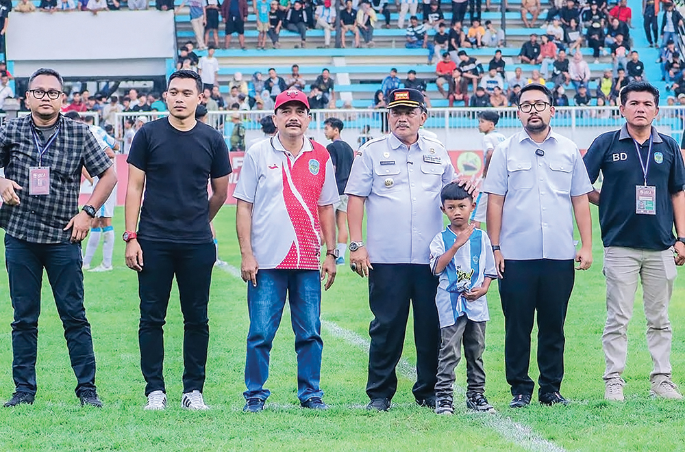 BERSATU: Kang Marhaen, Mas Handy, dan Ketua DPRD Tatit merayakan kemenangan Persenga.