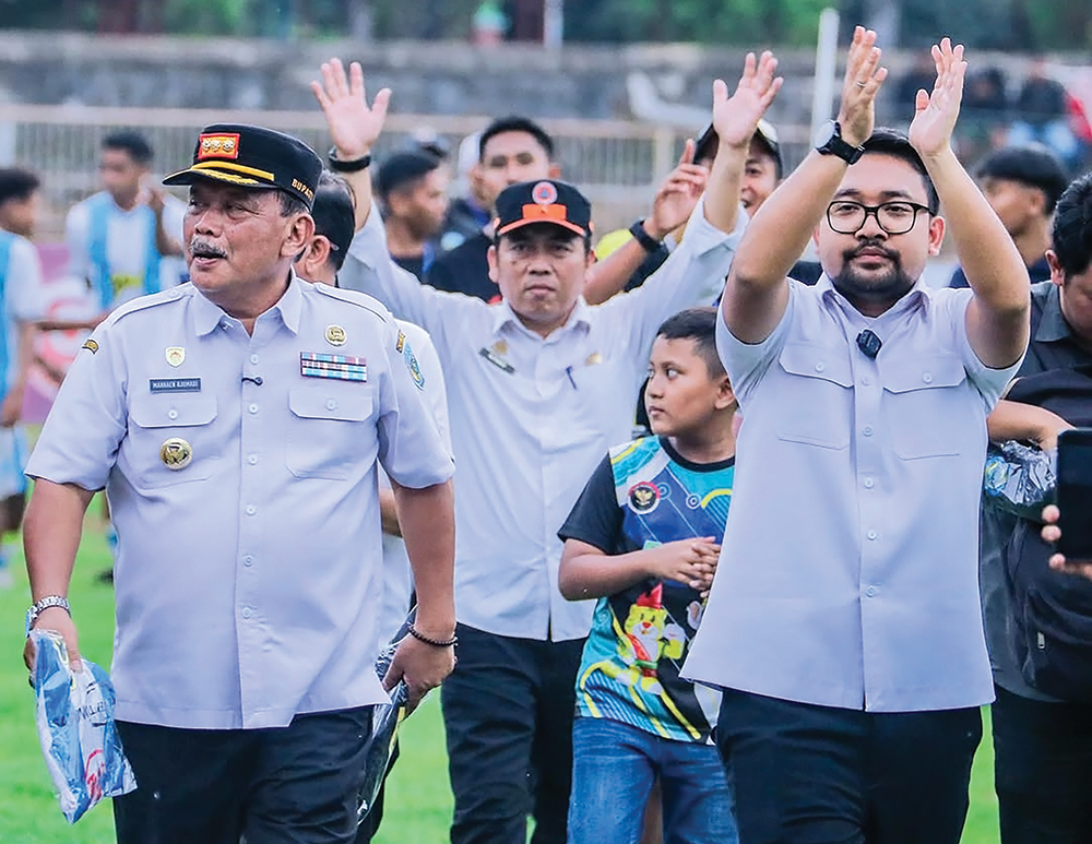 DUKUNG TOTAL: Bupati Marhaen Djumadi memberi dukungan saat Persenga bertanding.