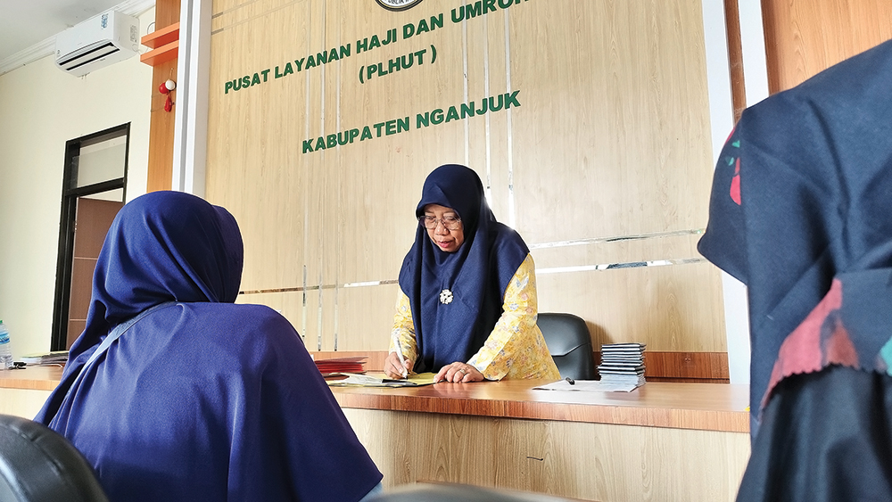 PERSIAPAN HAJI: Pegawai Kemenag mengecek data CJH. Besok terkahir pelunasan Bipih tahun 2026.