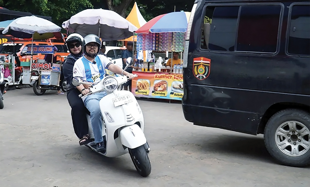 SUPERMANIA: Wabup Mas Handy naik Vespa ke Stadion Anjuk Ladang.