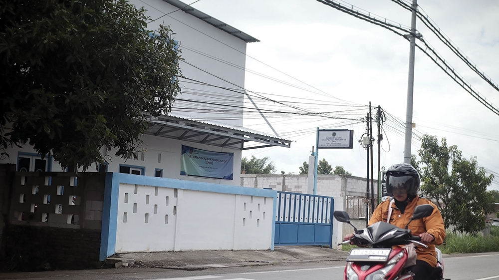 PROGRAM NASIONAL: Pengendara sepeda motor melintas di depan SPPG Desa Sonopatik, Kecamatan Berbek. Karyawan SPPG akan jadi PPPK.