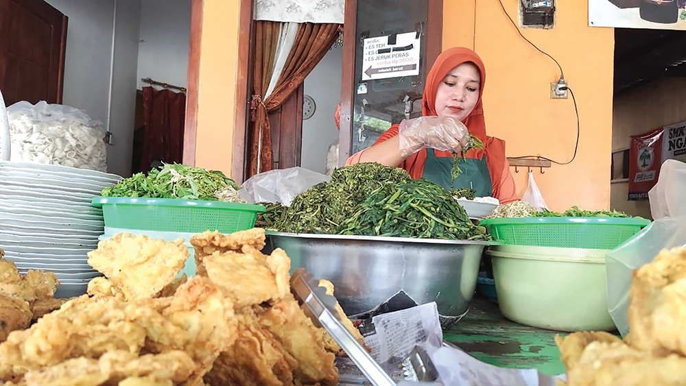 LEGENDARIS: Warung Krupuk Pecel Bu Penik viral di medsos karena legendaris.