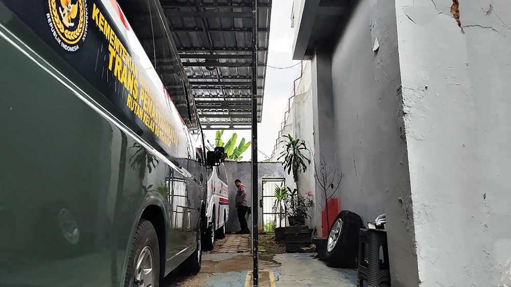 OLAH TKP: Polisi mengecek pagar Rumah Tahanan Kelas IIB Nganjuk yang dipanjat Moh. Haerul kemarin.