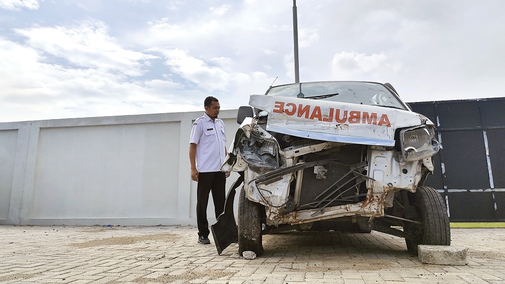 RINGSEK: Mobil ambulans yang ringsek bagian depan dilelang BPKAD Nganjuk. Ada enam kendaraan dilelang.