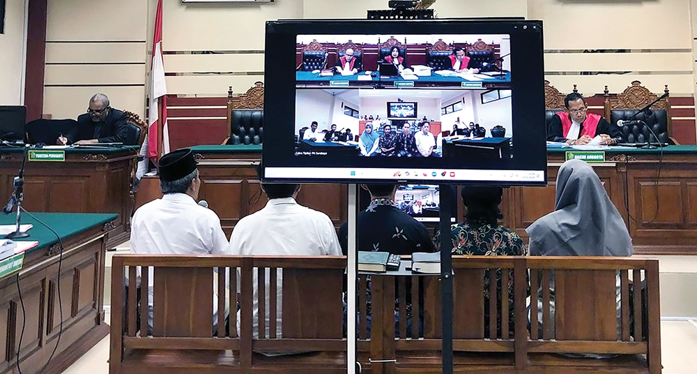 DUGAAN KORUPSI: Saksi dari JPU menjelaskan tentang kasus dugaan korupsi dengan terdakwa Kades Dadapan Yulianto kemarin.
