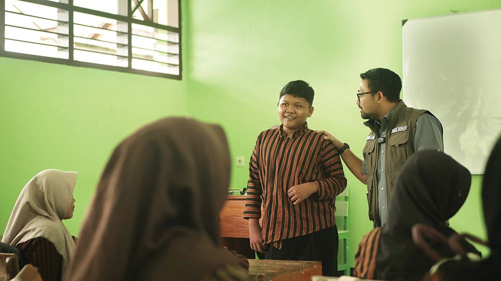 INSPEKSI MENDADAK: Wakil Bupati Nganjuk Trihandy Cahyo Saputro bertanya pada siswa SMPN 1 Lengkong tentang Pancasila. Ada siswa yang tidak hafal Pancasila saat dites Mas Handy di depan kelas.