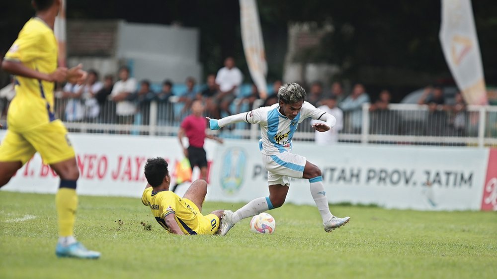 BURU JUARA GRUP: Striker Persenga Nasikin melewati hadangan pemain Inter Kediri di laga kedua babak 16 besar Liga 4 Jawa Timur (22/1). Sore ini Laskar Singo Barong lawan Persinga Ngawi.