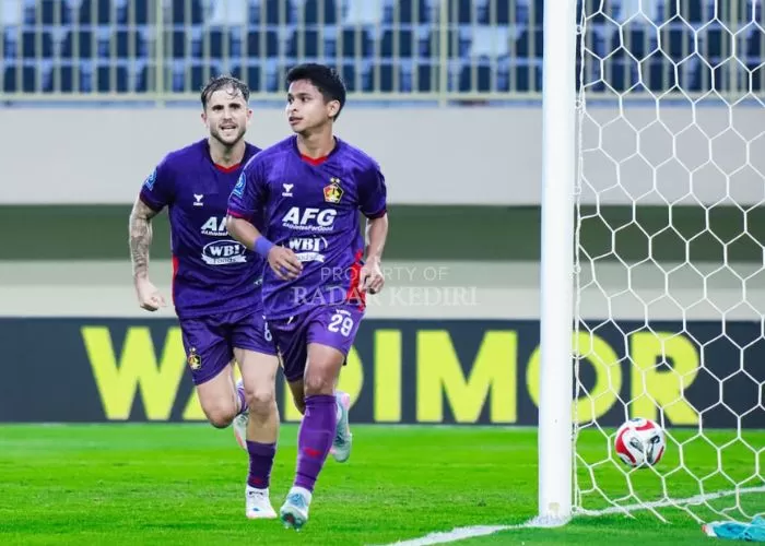 PECAH TELUR: Irkham Mila mencetak gol perdana untuk Persik Kediri