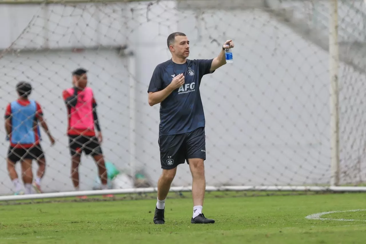 Marcos Reina Torres memimpin latihan Persik Kediri