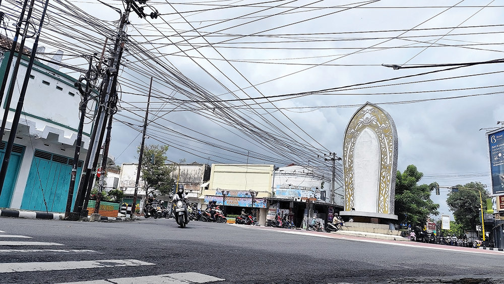 SEMRAWUT: Ratusan kabel melintang di Perempatan Tugu Jayastamba.