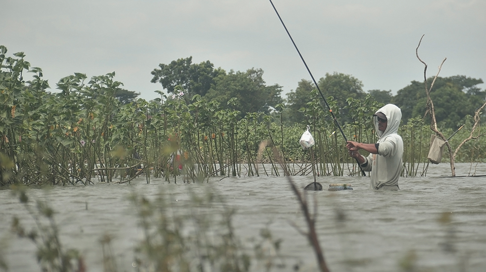 SURGANYA PEMANCING: Warga luar kota memancing di Waduk Sumberkepuh, Kecamatan Kertosono.