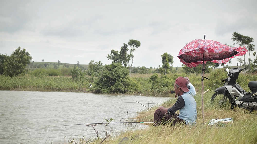 IDOLA PEMANCING: Warga Nganjuk dan luar daerah memancing di Waduk Sumberkepuh, Kecamatan Lengkong saat musim hujan.